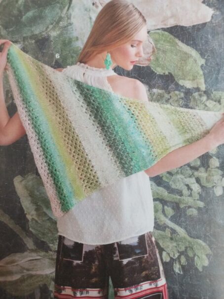 Noro magazine 14 châle en Akari laines aquareve