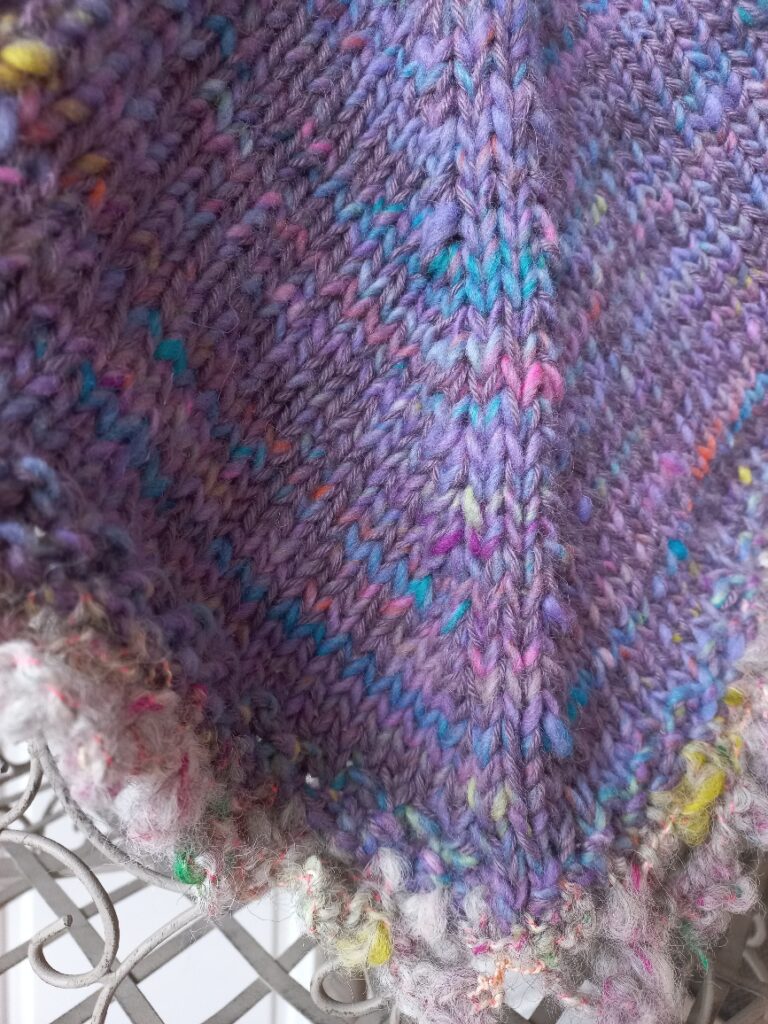poncho en viola détail lilas laines aquarêve